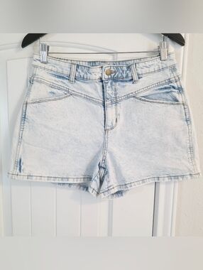 Universal Thread Light Wash Denim Shorts – Size 10/30